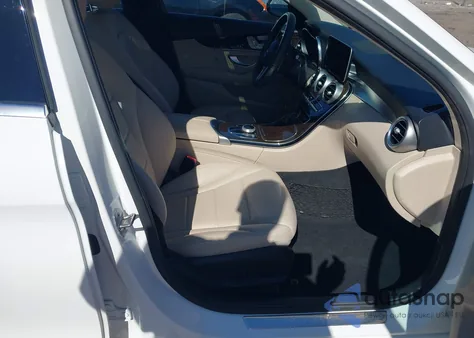 2019 Mercedes-Benz C 300 z USA, uszkodzony, nr VIN WDDWF8DB0KR484663